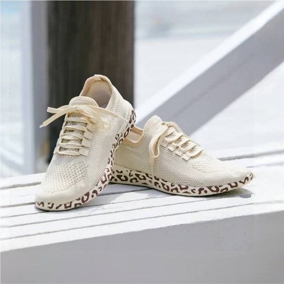 ‼️WILL BE DONATED LATER THIS WEEK‼️ JustFab Easton Sneaker - Picture 1 of 7